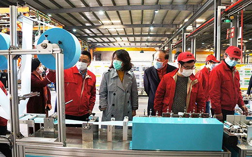 青浦区委副书记杨小菁等向导一行考察云顶集团全自动口罩生产流水线装备