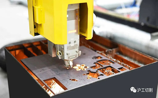 云顶集团10米大幅面龙门光纤激光切割机细腻圆孔高品质切割