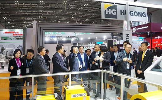 甘肃省天水市常务副市长莅临云顶集团意大利CEA展位